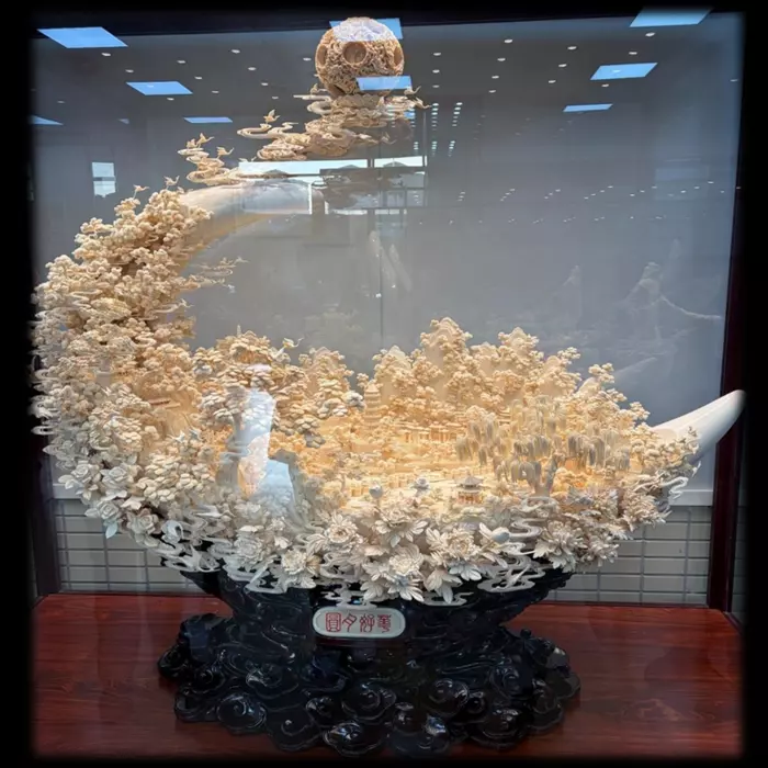 Композиция из бивня мамонта "Красивый цветок и полная луна"