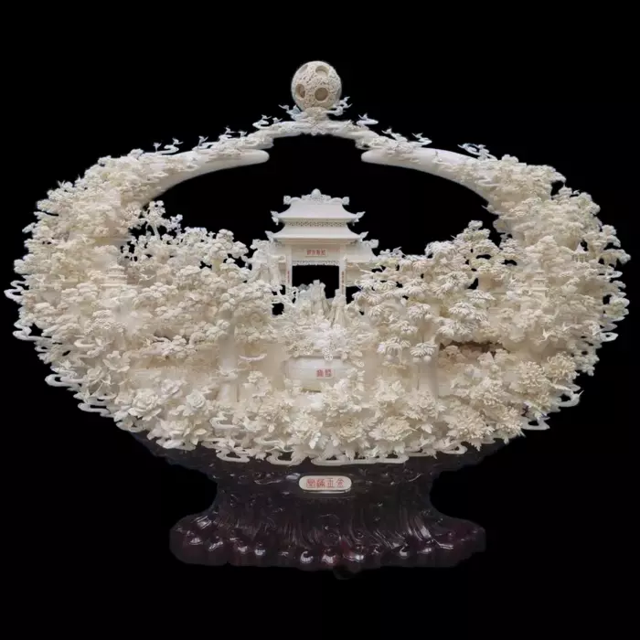 Композиция из бивня мамонта "Полный золота и нефрита"