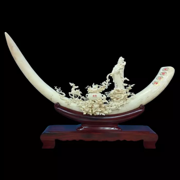 Композиция из бивня мамонта "Богатый и благоприятный"