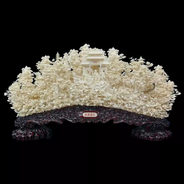 Композиция из бивня мамонта "Обширные финансовые ресурсы"