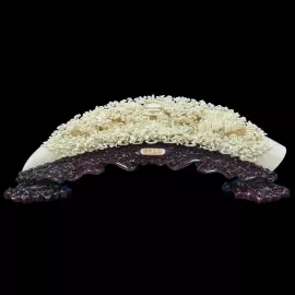 Композиция из бивня мамонта "Эта страна так прекрасна"