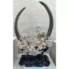 Композиция из бивня мамонта "Мудрецы" из бивня мамонта