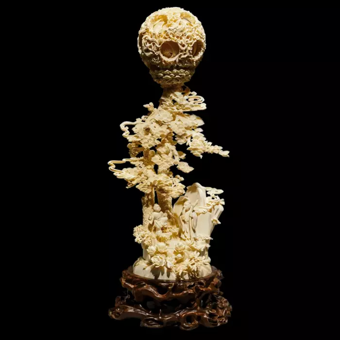 Композиция из бивня мамонта "Тень высокой сосны"