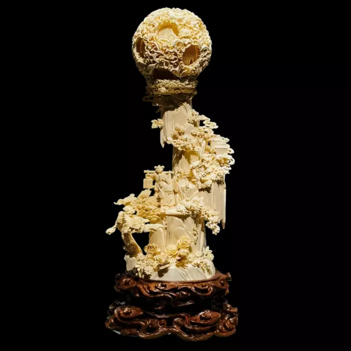 Композиция из бивня мамонта "Навещая друзей в горах"