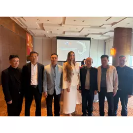 Композиция из бивня мамонта "Навещая друзей в горах"