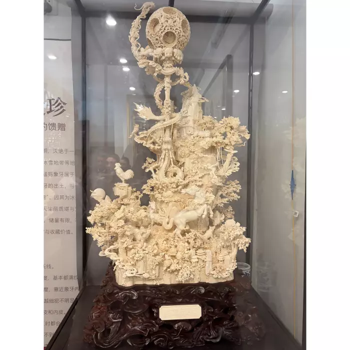 Композиция из бивня мамонта "Процветающая Вселенная. В погоне за мечтами"