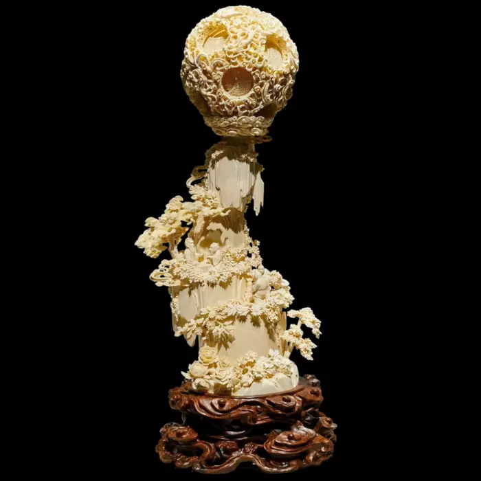 Композиция из бивня мамонта "Конфронтация"