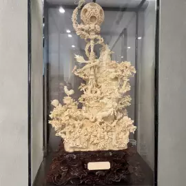 Композиция из бивня мамонта "Процветающая Вселенная. В погоне за мечтами"