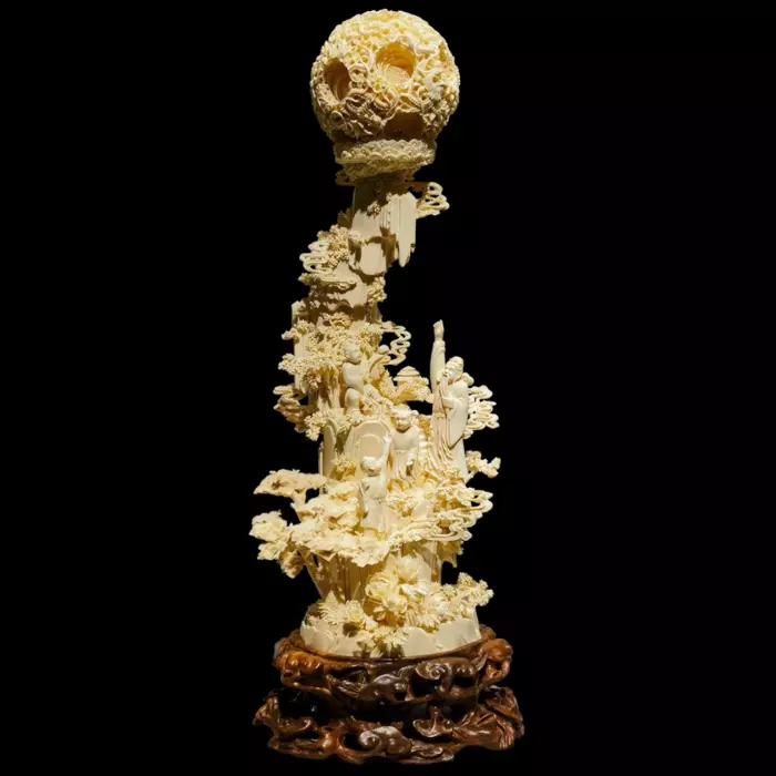 Композиция из бивня мамонта "Обращение к восходящему солнцу"