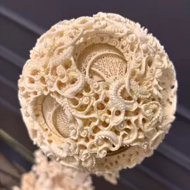 Композиция из бивня мамонта "Обращение к восходящему солнцу"