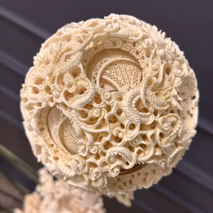 Композиция из бивня мамонта "Обращение к восходящему солнцу"