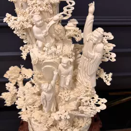 Композиция из бивня мамонта "Обращение к восходящему солнцу"