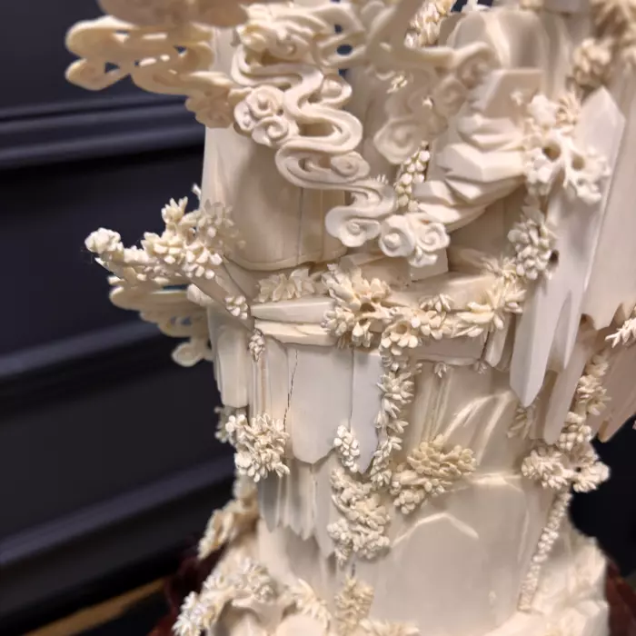 Композиция из бивня мамонта "Обращение к восходящему солнцу"