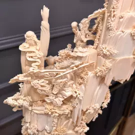 Композиция из бивня мамонта "Обращение к восходящему солнцу"