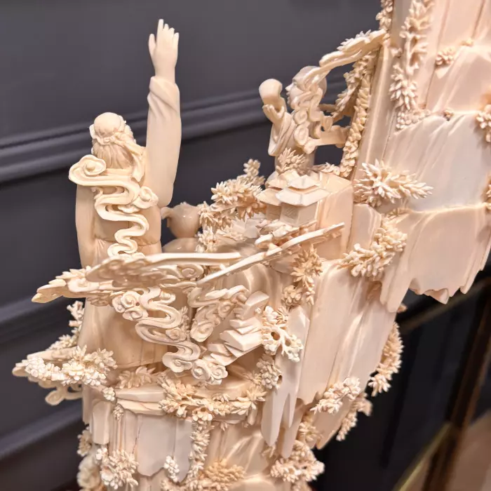 Композиция из бивня мамонта "Обращение к восходящему солнцу"