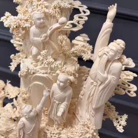 Композиция из бивня мамонта "Обращение к восходящему солнцу"