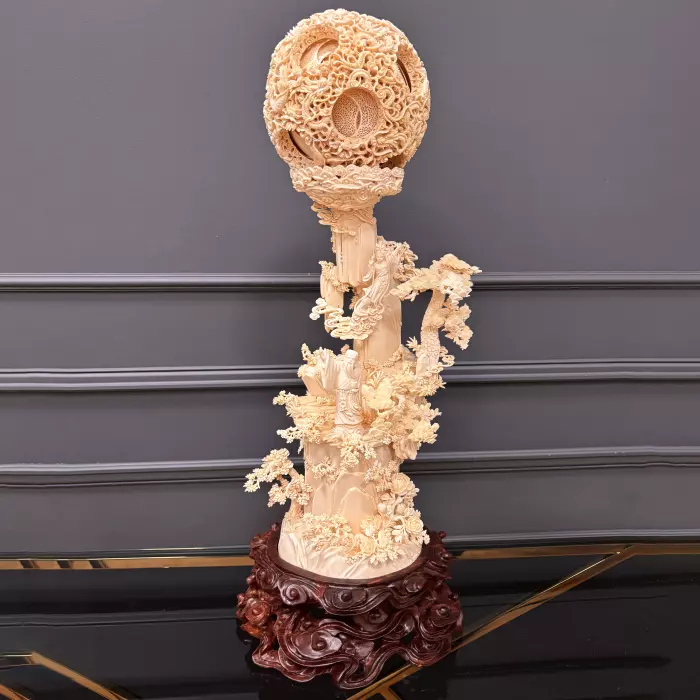 Композиция из бивня мамонта "Поднимаю бокал и приглашаю луну"