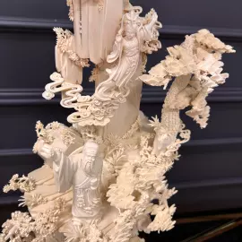 Композиция из бивня мамонта "Поднимаю бокал и приглашаю луну"