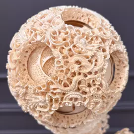 Композиция из бивня мамонта "Поднимаю бокал и приглашаю луну"