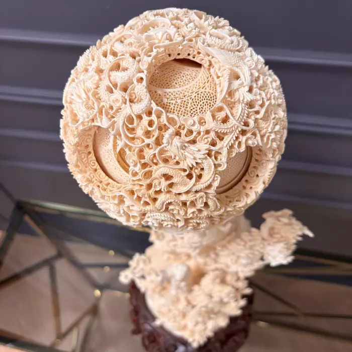 Композиция из бивня мамонта "Поднимаю бокал и приглашаю луну"