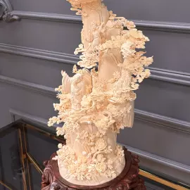 Композиция из бивня мамонта "Поднимаю бокал и приглашаю луну"