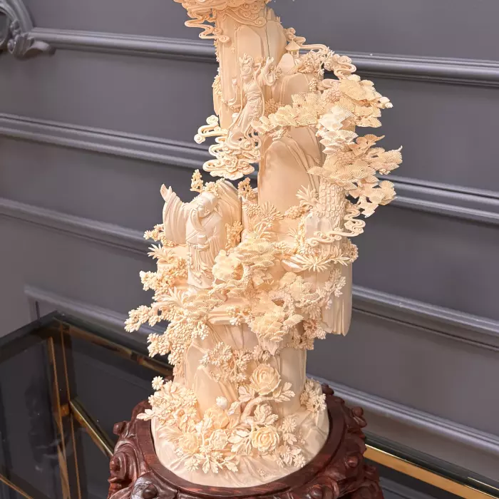 Композиция из бивня мамонта "Поднимаю бокал и приглашаю луну"