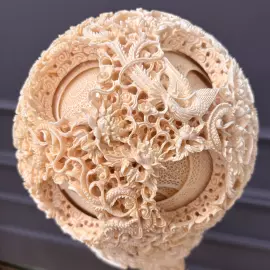 Композиция из бивня мамонта "Поднимаю бокал и приглашаю луну"