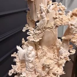 Композиция из бивня мамонта "Поднимаю бокал и приглашаю луну"