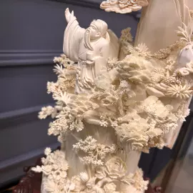 Композиция из бивня мамонта "Поднимаю бокал и приглашаю луну"