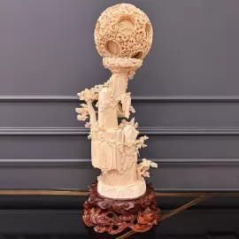 Композиция из бивня мамонта "Поднимаю бокал и приглашаю луну"