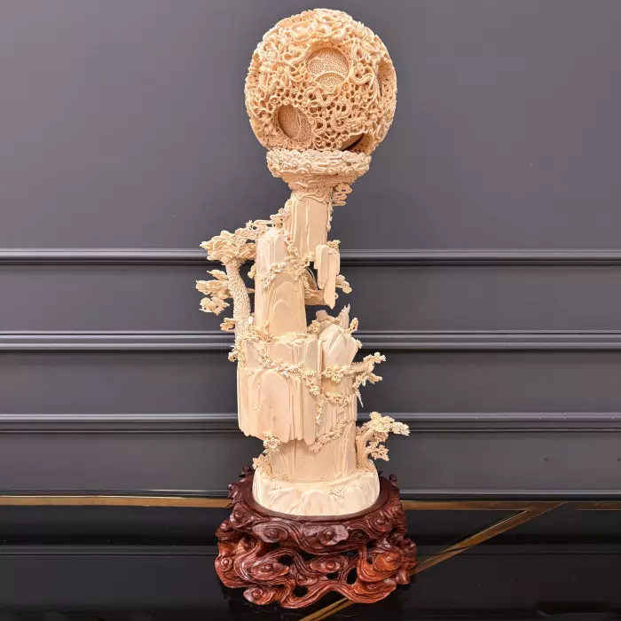 Композиция из бивня мамонта "Поднимаю бокал и приглашаю луну"