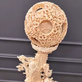 Композиция из бивня мамонта "Поднимаю бокал и приглашаю луну"