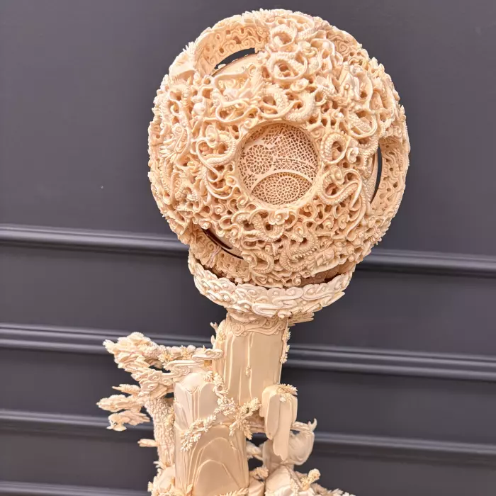 Композиция из бивня мамонта "Поднимаю бокал и приглашаю луну"