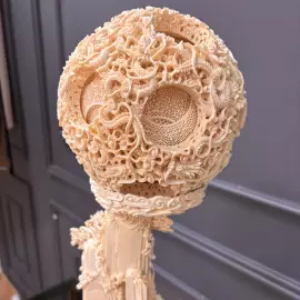 Композиция из бивня мамонта "Поднимаю бокал и приглашаю луну"