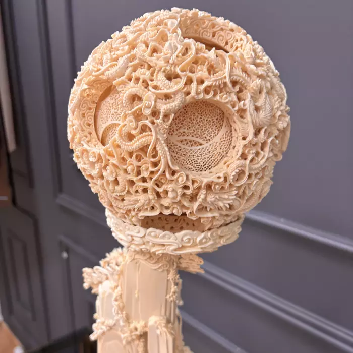 Композиция из бивня мамонта "Поднимаю бокал и приглашаю луну"