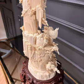 Композиция из бивня мамонта "Поднимаю бокал и приглашаю луну"