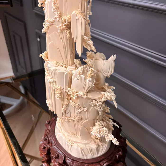 Композиция из бивня мамонта "Поднимаю бокал и приглашаю луну"