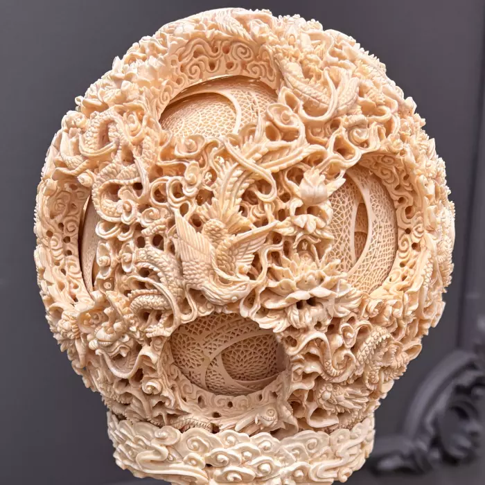 Композиция из бивня мамонта "Поднимаю бокал и приглашаю луну"