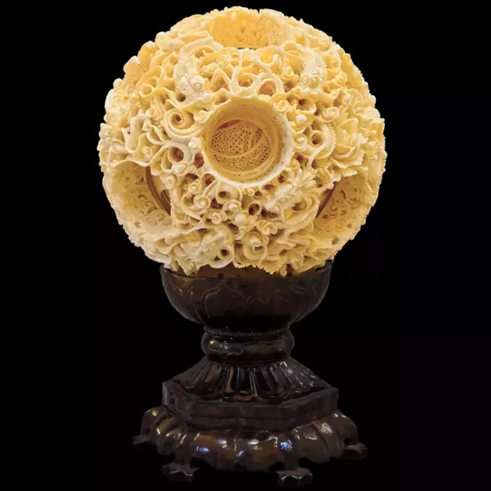 Композиция из бивня мамонта "Кантонский шар" на подставке