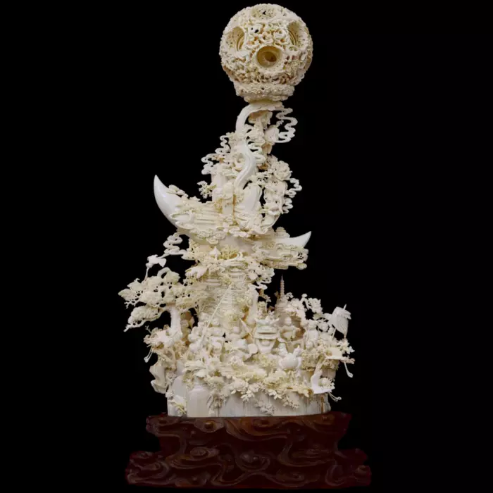 Композиция из бивня мамонта "Солнце и луна находятся вместе"