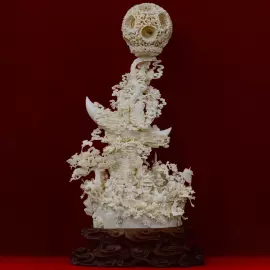 Композиция из бивня мамонта "Солнце и луна находятся вместе"