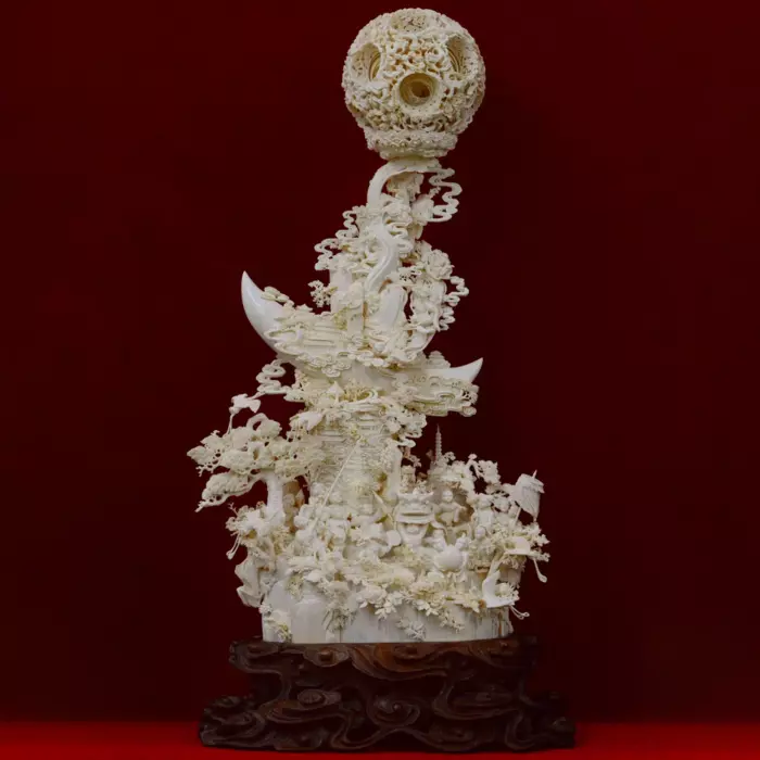 Композиция из бивня мамонта "Солнце и луна находятся вместе"