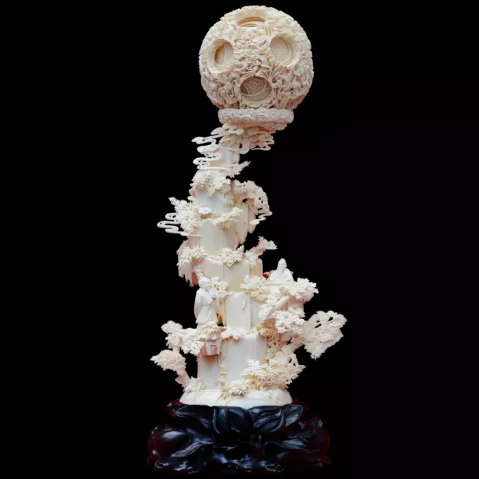 Композиция из бивня мамонта "Высокие горы, текущие воды"