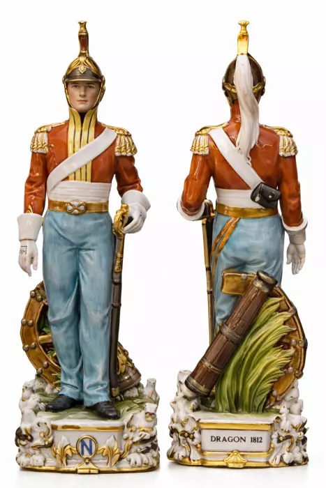 Скульптура "Драгун" разноцветная