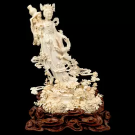 Композиция из бивня мамонта "Гуаньинь в цветах, осыпаемых с небес"