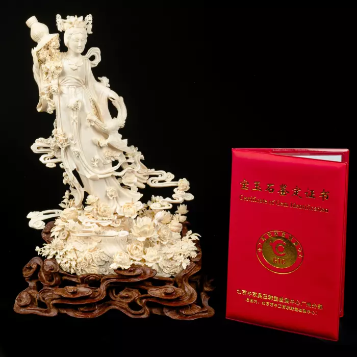 Композиция из бивня мамонта "Гуаньинь в цветах, осыпаемых с небес"