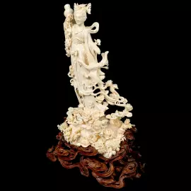Композиция из бивня мамонта "Гуаньинь в цветах, осыпаемых с небес"