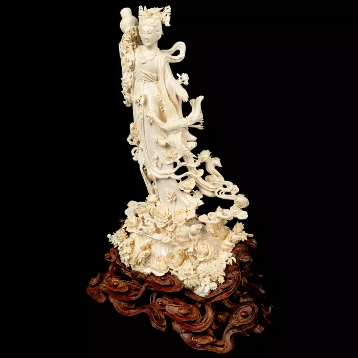 Композиция из бивня мамонта "Гуаньинь в цветах, осыпаемых с небес"