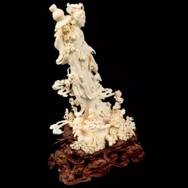 Композиция из бивня мамонта "Гуаньинь в цветах, осыпаемых с небес"