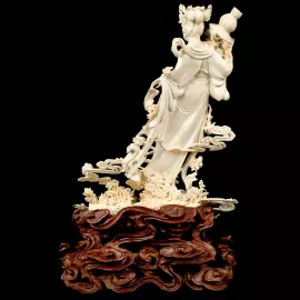 Композиция из бивня мамонта "Гуаньинь в цветах, осыпаемых с небес"